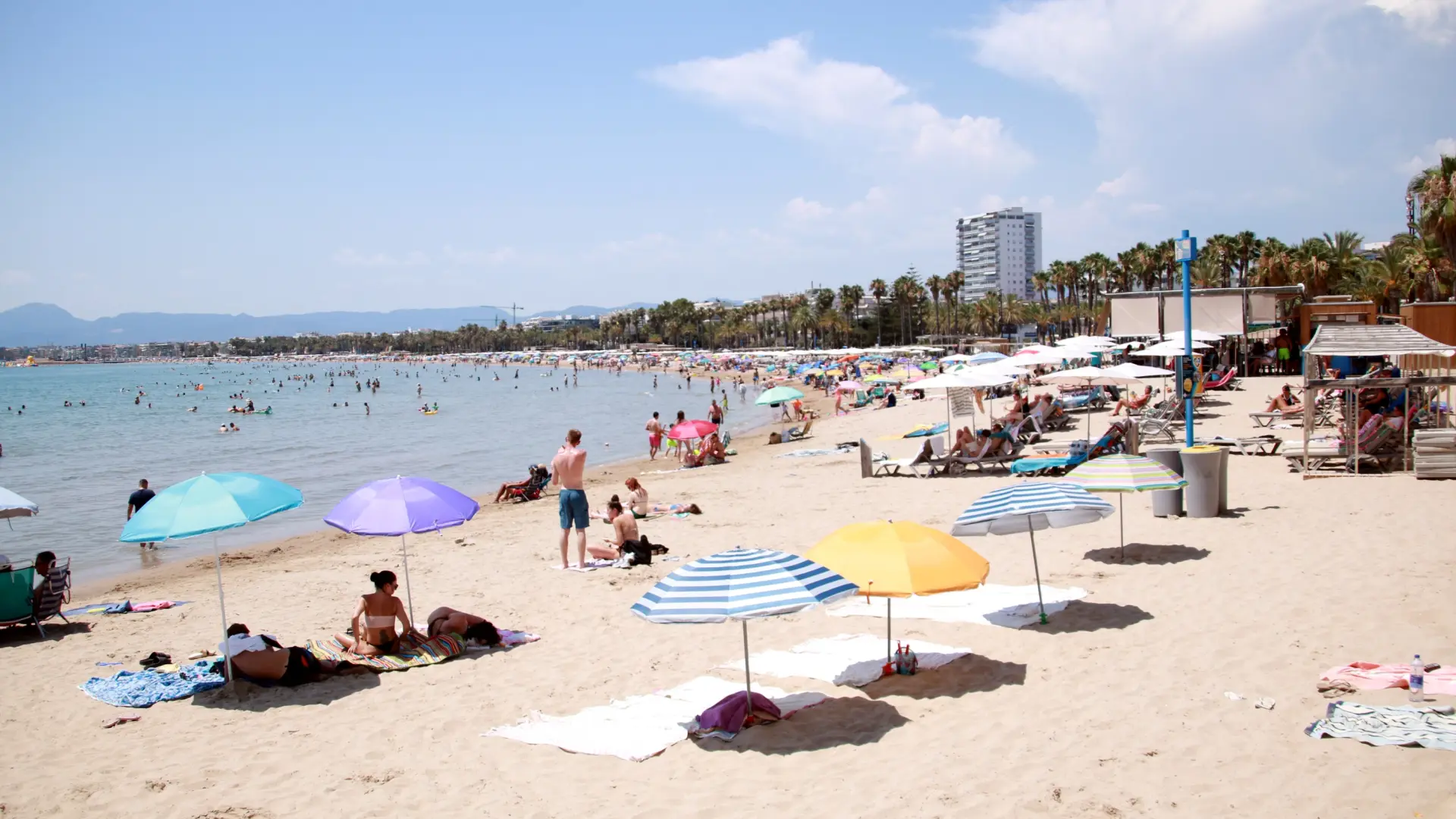 Adiós a reservar sitio con las sombrillas en Salou: multas de 3.000 euros este verano