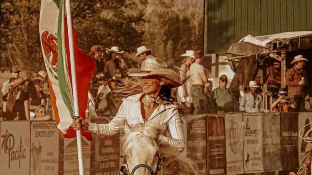 Bella Hadid le hace honor a la charrería mexicana y presume la bandera nacional