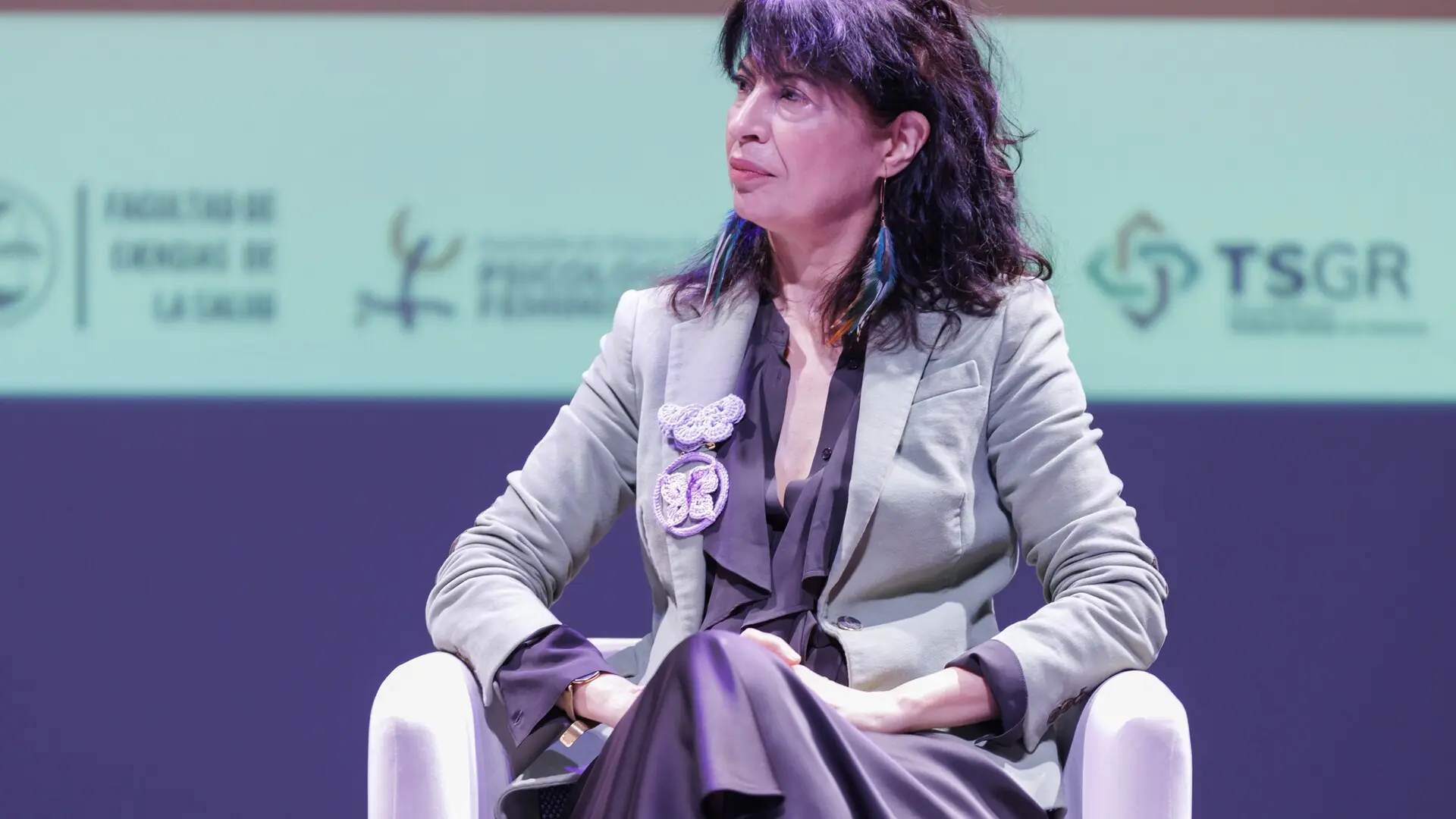 La ministra de Igualdad ve a hombres y mujeres como "especies distintas" y pide que se ayude al género masculino a "evolucionar"