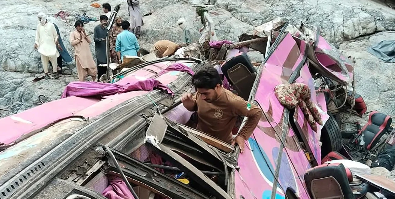 Tragedia en Pakistán: 40 muertos tras la caída de un colectivo por un barranco