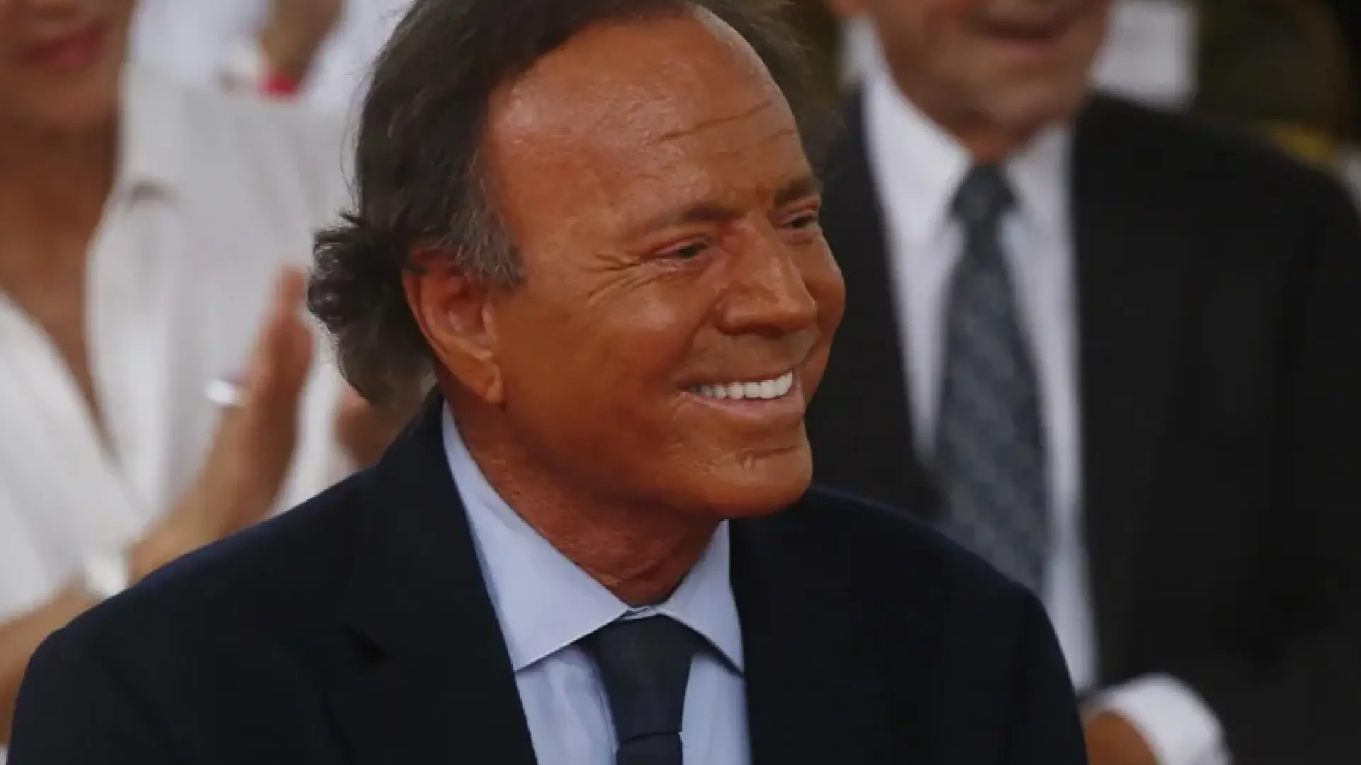'Fiesta' pone cara a Guillermo, del clan Iglesias, en la noche Marbellí: su gran parecido al cantante