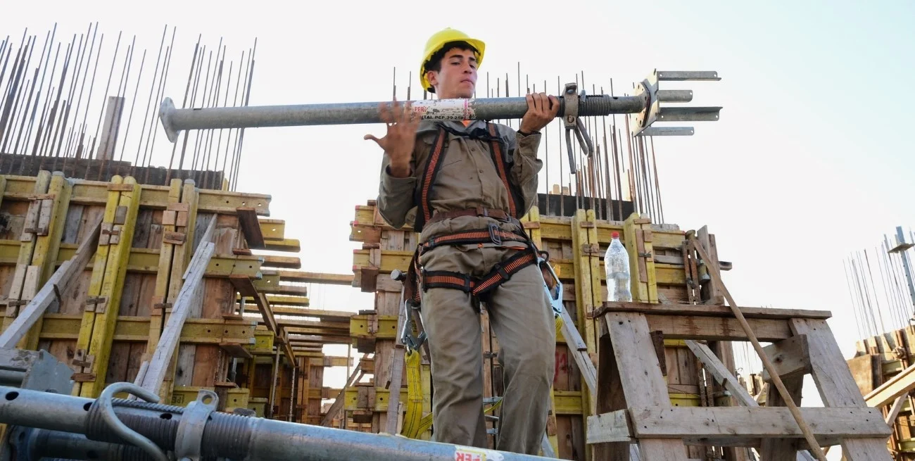 Casi la mitad del costo de construir una vivienda son impuestos y cargas sociales