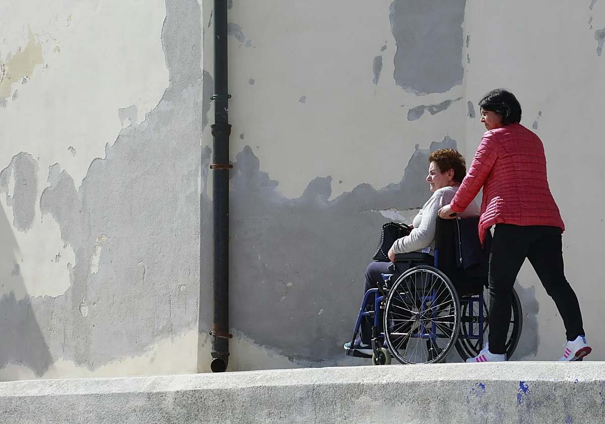 El salvavidas invisible de la esclerosis múltiple: «Cuidar al cuidador es la única forma de proteger al paciente»