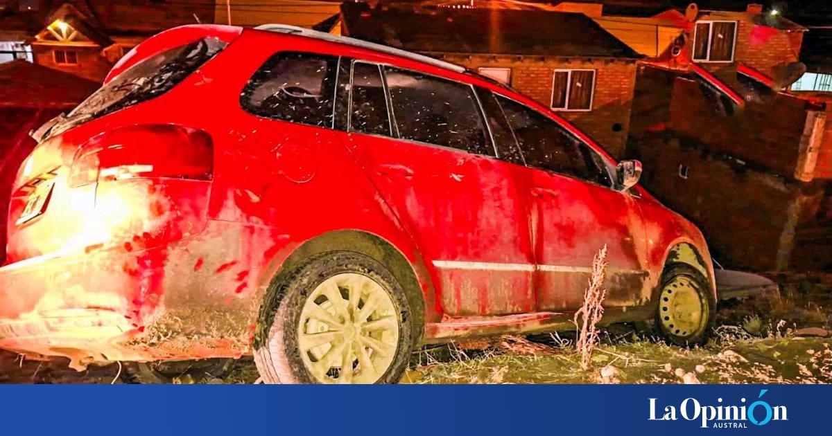 Bomberos evitaron que un auto desbarrancara sobre una vivienda durante la madrugada