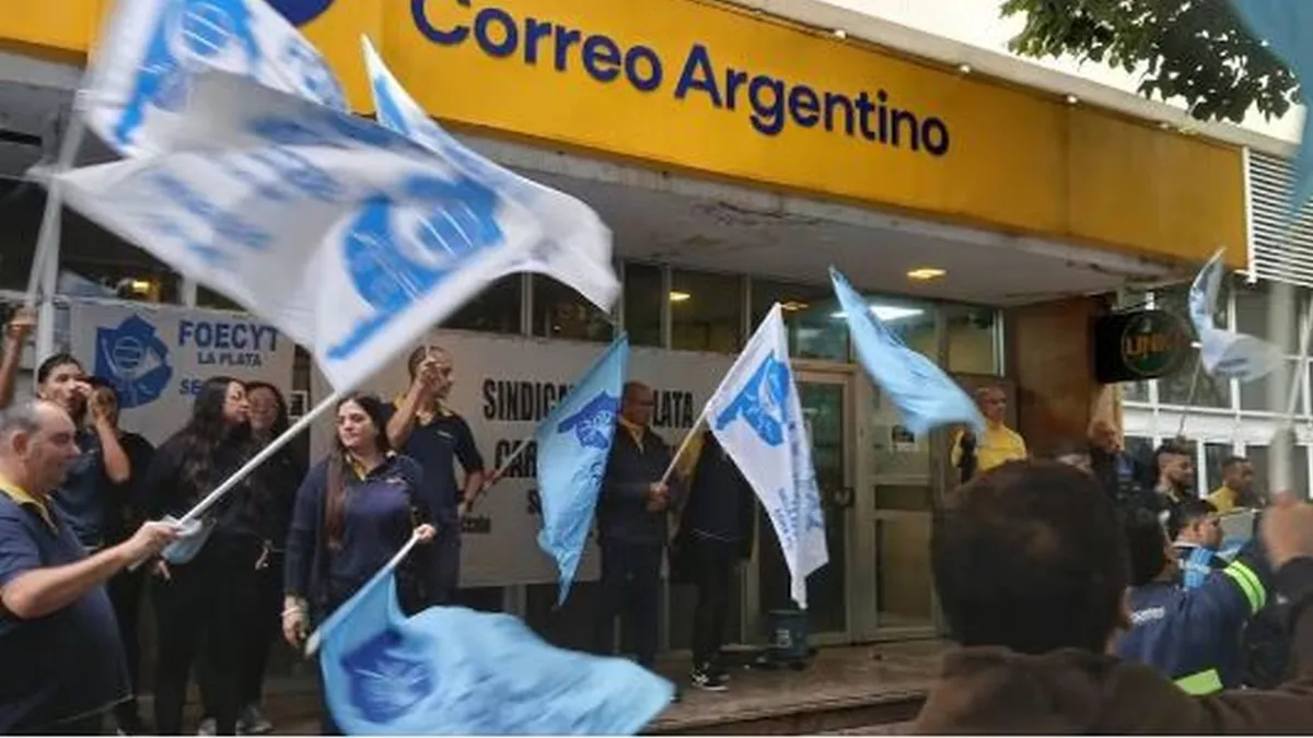 Despidos, ajuste y el fantasma de la privatización: así impacta el recorte en Correo Argentino