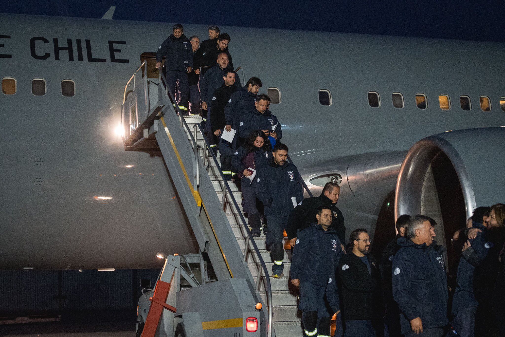 "Representan lo mejor de Chile": Retornan los 45 bomberos que participaron en histórica misión de rescate en Venezuela