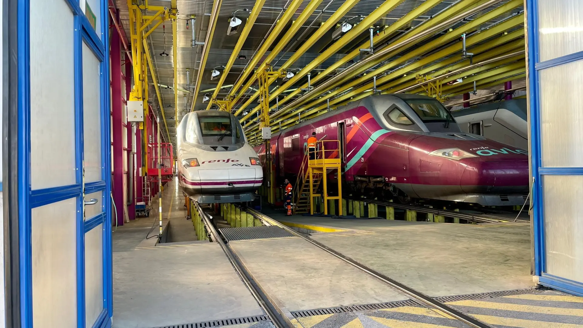 La CNMC abre expediente sancionador a Renfe de hasta 300.000 euros por no abrir sus talleres a Iryo