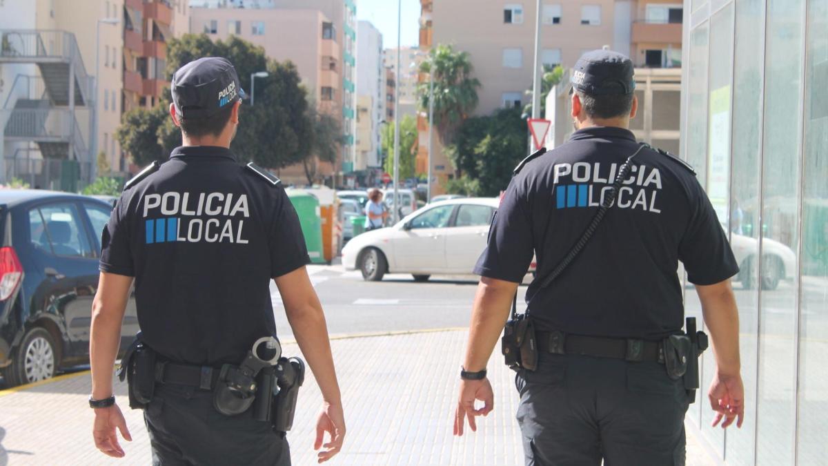 La policía irrumpe en una fiesta ilegal en una villa en Eivissa con más de 200 personas