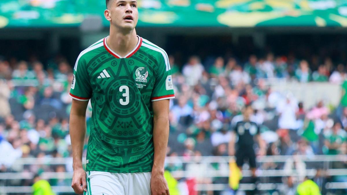 César Montes podría ser baja de última hora ante Inglaterra, aseguró Javier Aguirre