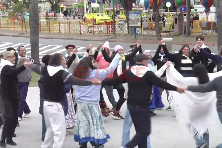 Fotos y video: el taller de Folclore de UADER ensayó para el Gran Pericón del 9 de julio en la Plaza de las Naciones
