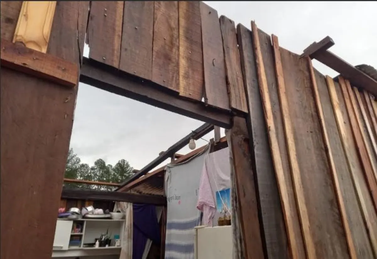 San Pedro: un intenso temporal provocó voladura de techos, árboles caídos y una iglesia dañada en Tobuna
