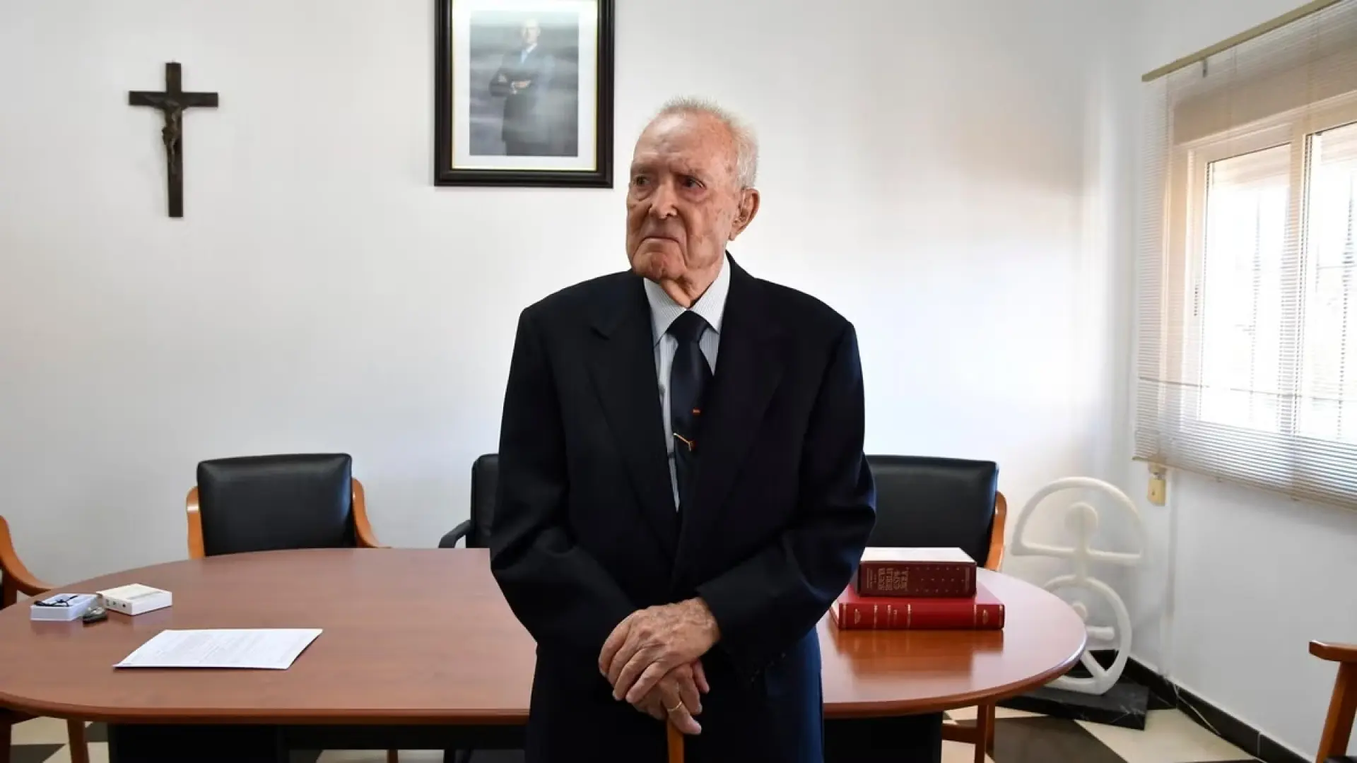 ¿Qué hizo el alcalde de Chercos por su pueblo durante 30 años?: biblioteca, piscina, becas escolares...