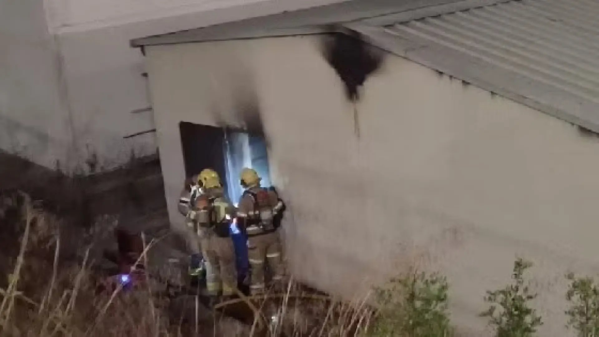 Estabilizado el incendio en una nave farmacéutica en Sant Andreu de la Barca