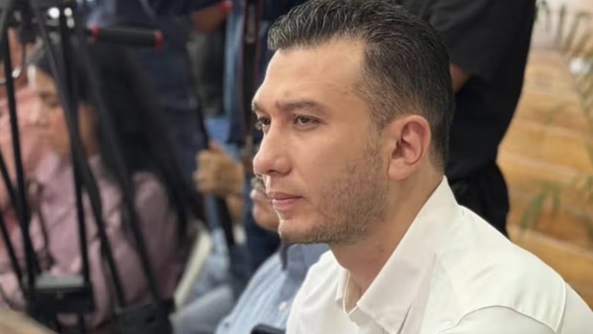 Detienen al tesorero de Tulum en el aeropuerto de Cancún; portaba armas exclusivas del Ejército