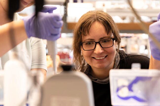 Científicos de Estados Unidos dicen haber creado una "célula sintética" capaz de replicarse y evolucionar