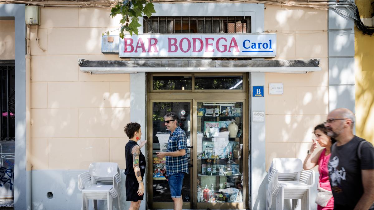 Barcelona reformará su ordenanza para proteger los carteles de los viejos negocios de barrio