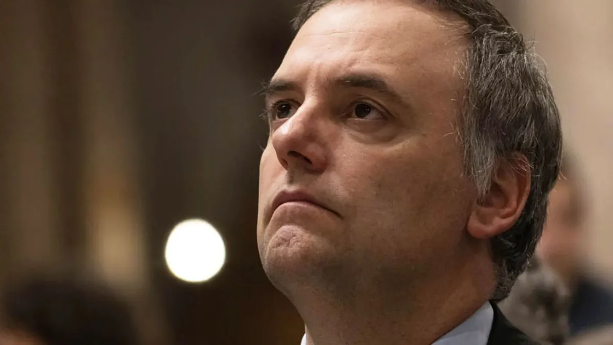 Declaró la secretaria privada y confirmó que Manuel Adorni hizo compras con sus tarjetas de crédito