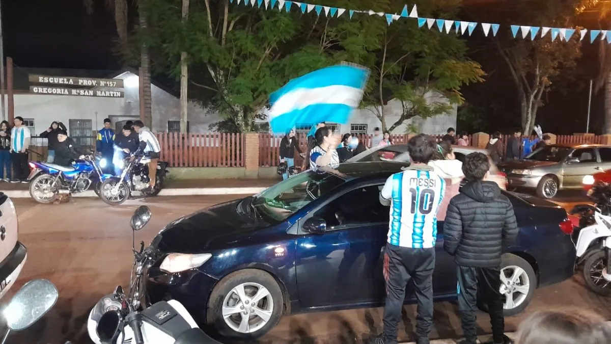 Pese al frío, Misiones salió a festejar y se tiñó de celeste y blanco por el triunfo de Argentina