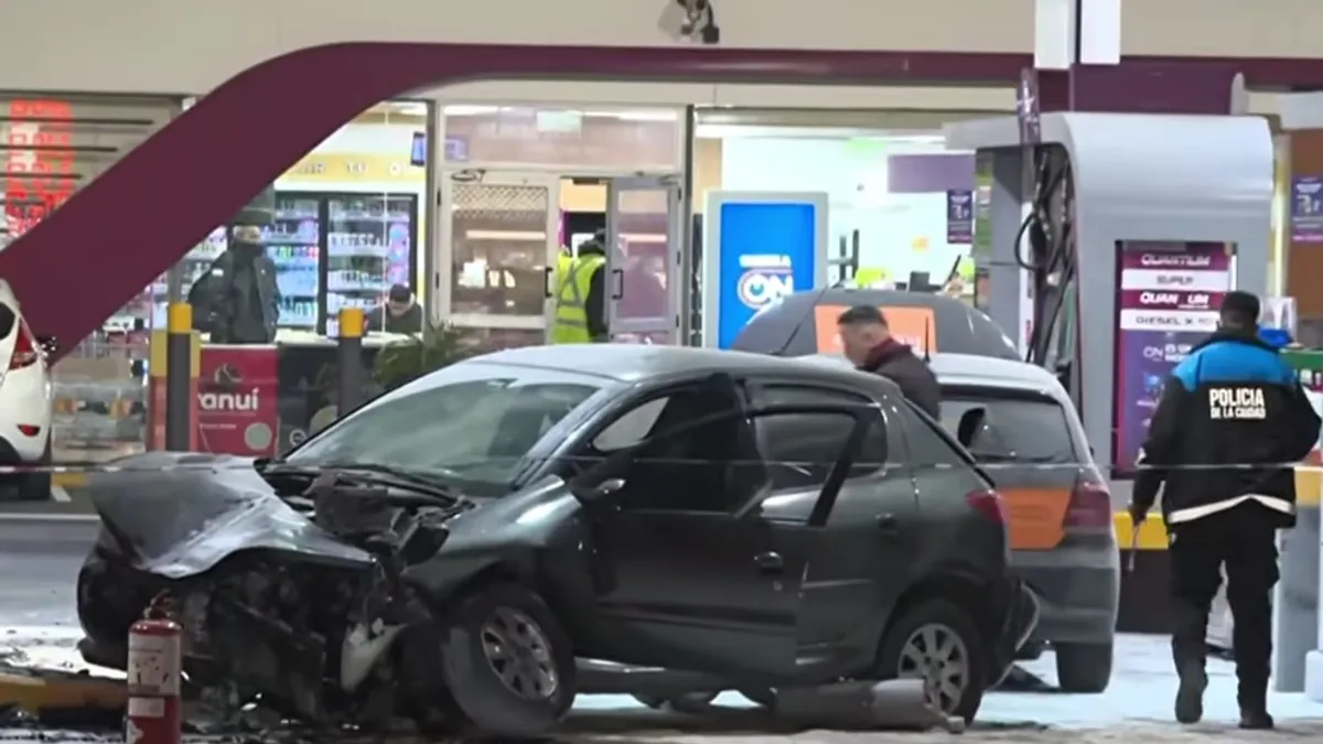 Un auto chocó contra un estación de servicio en la General Paz y se prendió fuego