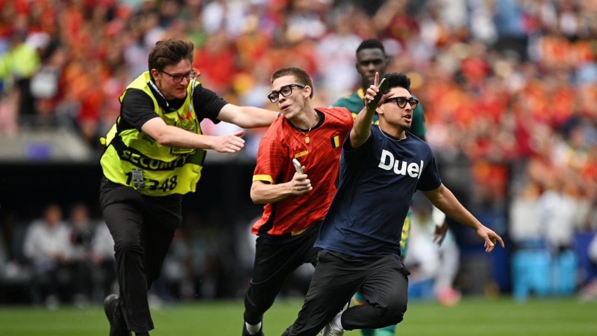 Mundial 2026: Espontáneos invaden la cancha y preparan