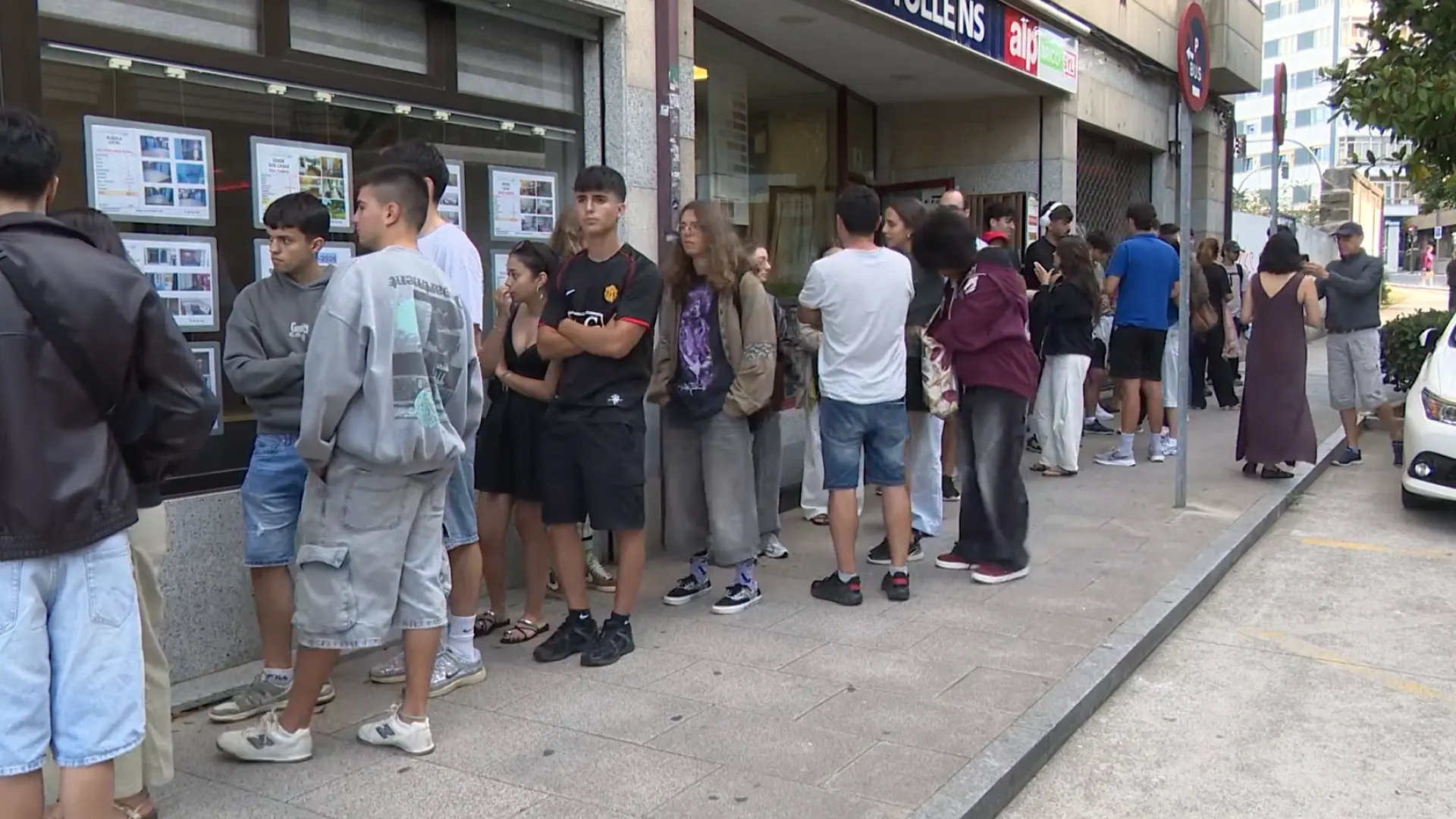 Los estudiantes hacen cola para conseguir piso en Santiago: "Los caseros, que se pongan un poco las pilas"