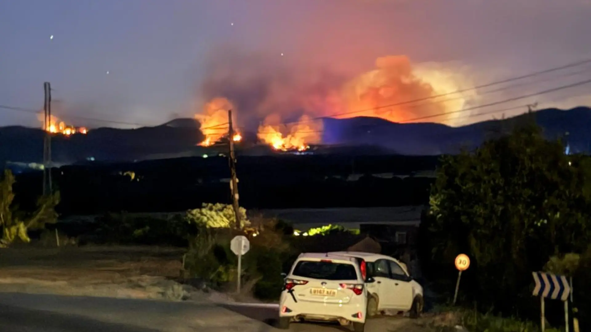 La UME trabaja contra reloj para estabilizar el incendio de Girona tras arrasar 2.300 hectáreas y haber quemado varias casas