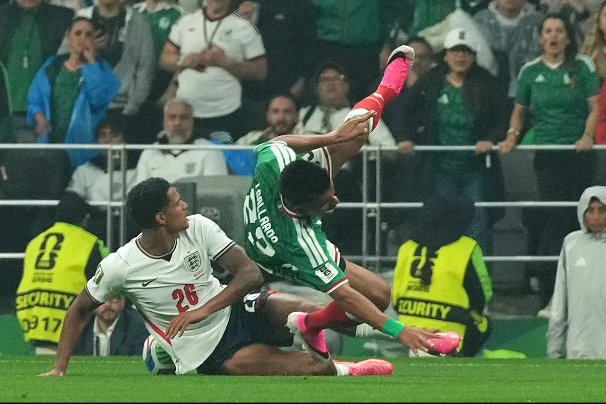 La durísima entrada de Jarell Quansah a Gallardo: tarjeta roja y expulsión en el México