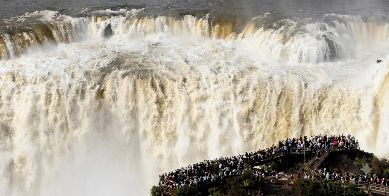 Cataratas del Iguazú: la crecida del río elevó el caudal y sorprende a los visitantes