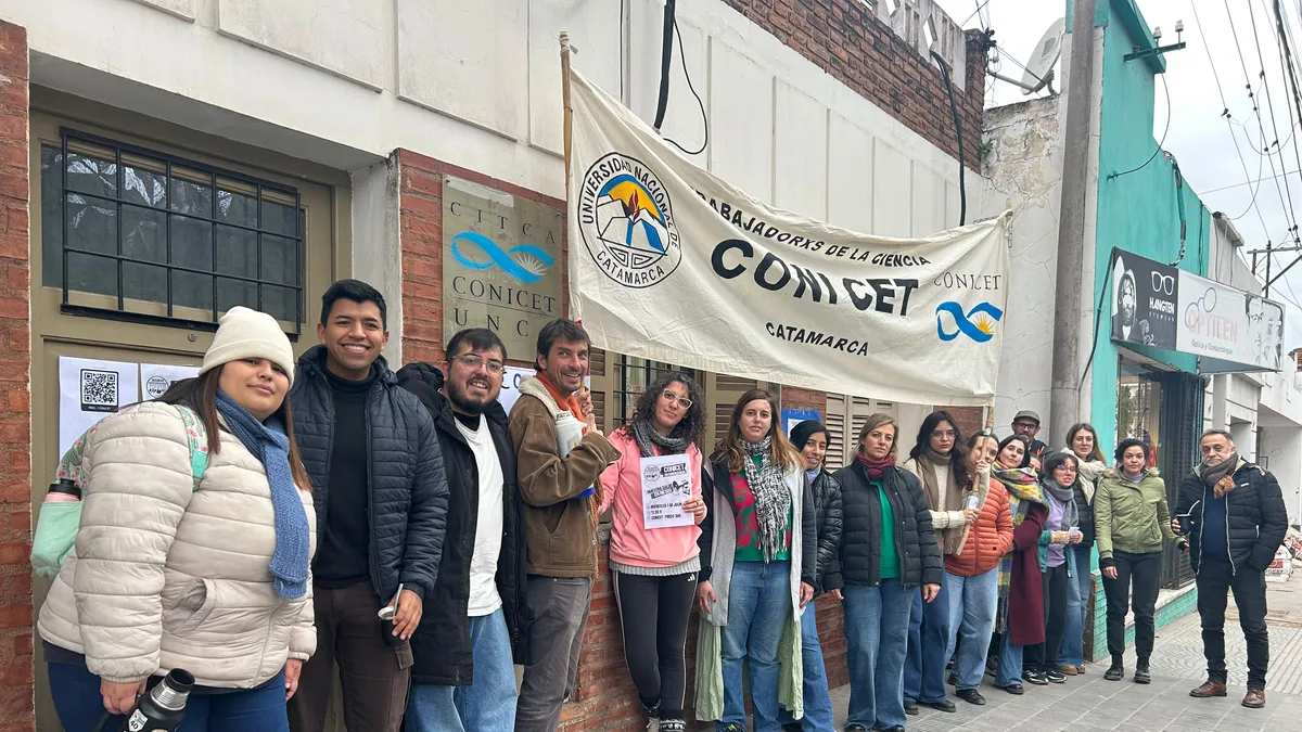 Becarios e investigadores del CONICET Catamarca protestaron en la calle por falta de obra social y desfinanciamiento
