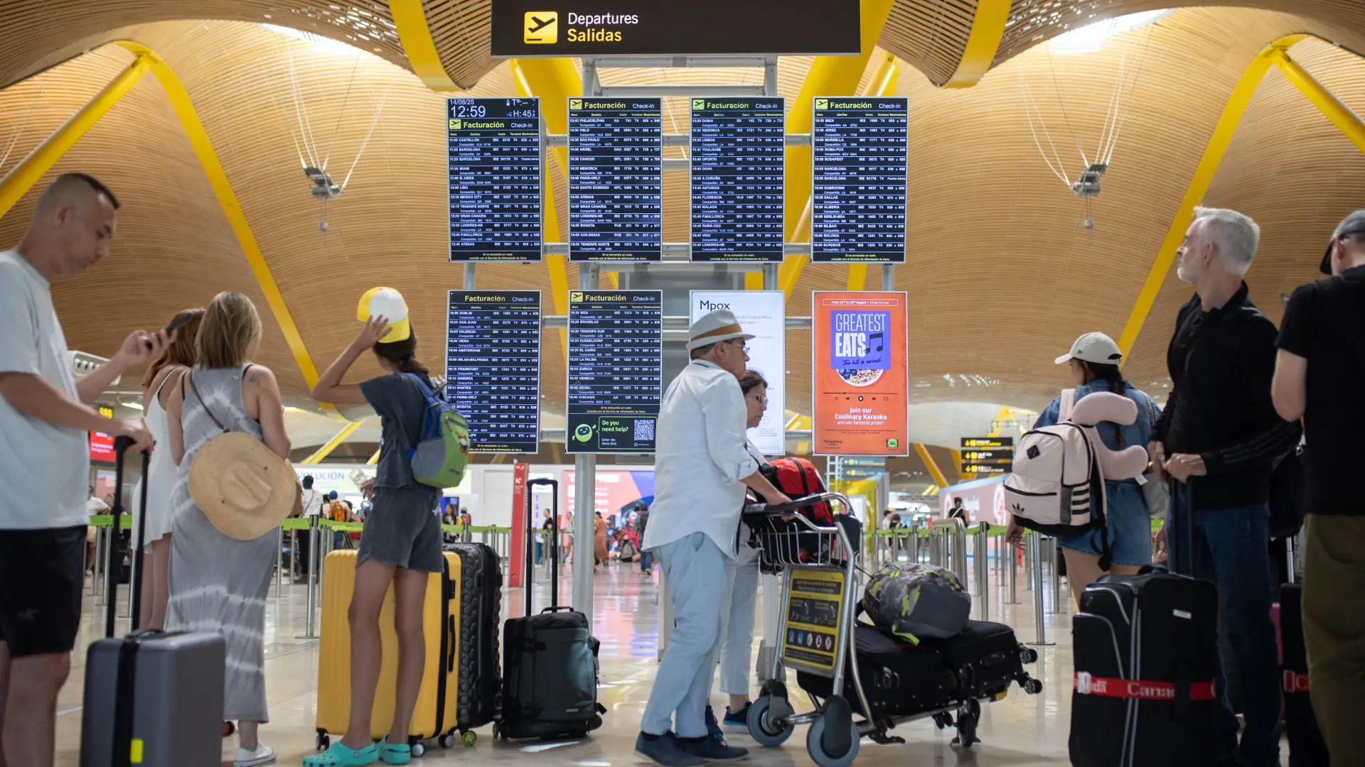 Aena limitará la capacidad de los aeropuertos de El Prat y Barajas el próximo verano para evitar la saturación