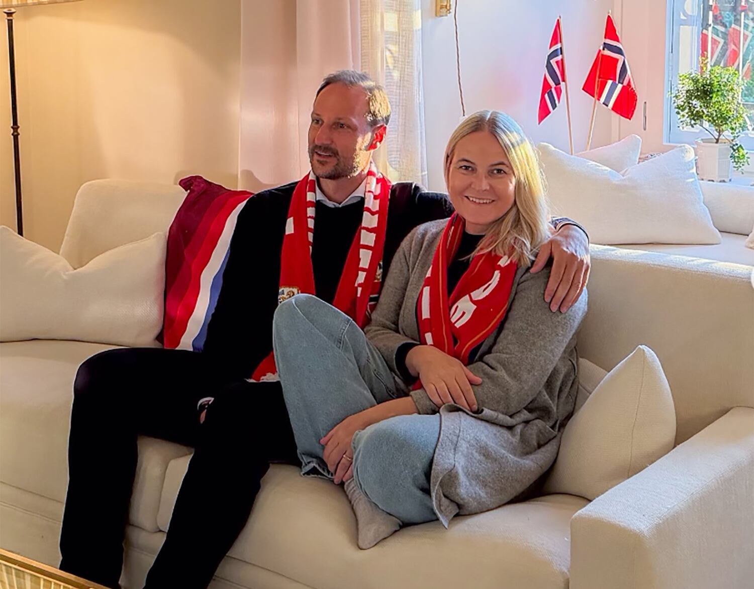 La casa real noruega publica la primera foto de Mette-Marit tras su trasplante de pulmón para celebrar la victoria de su selección
