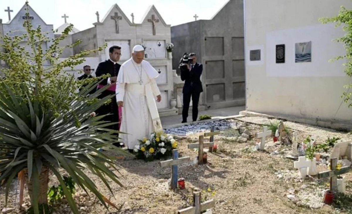 León XIV denunció en Lampedusa un sistema que condena a los migrantes