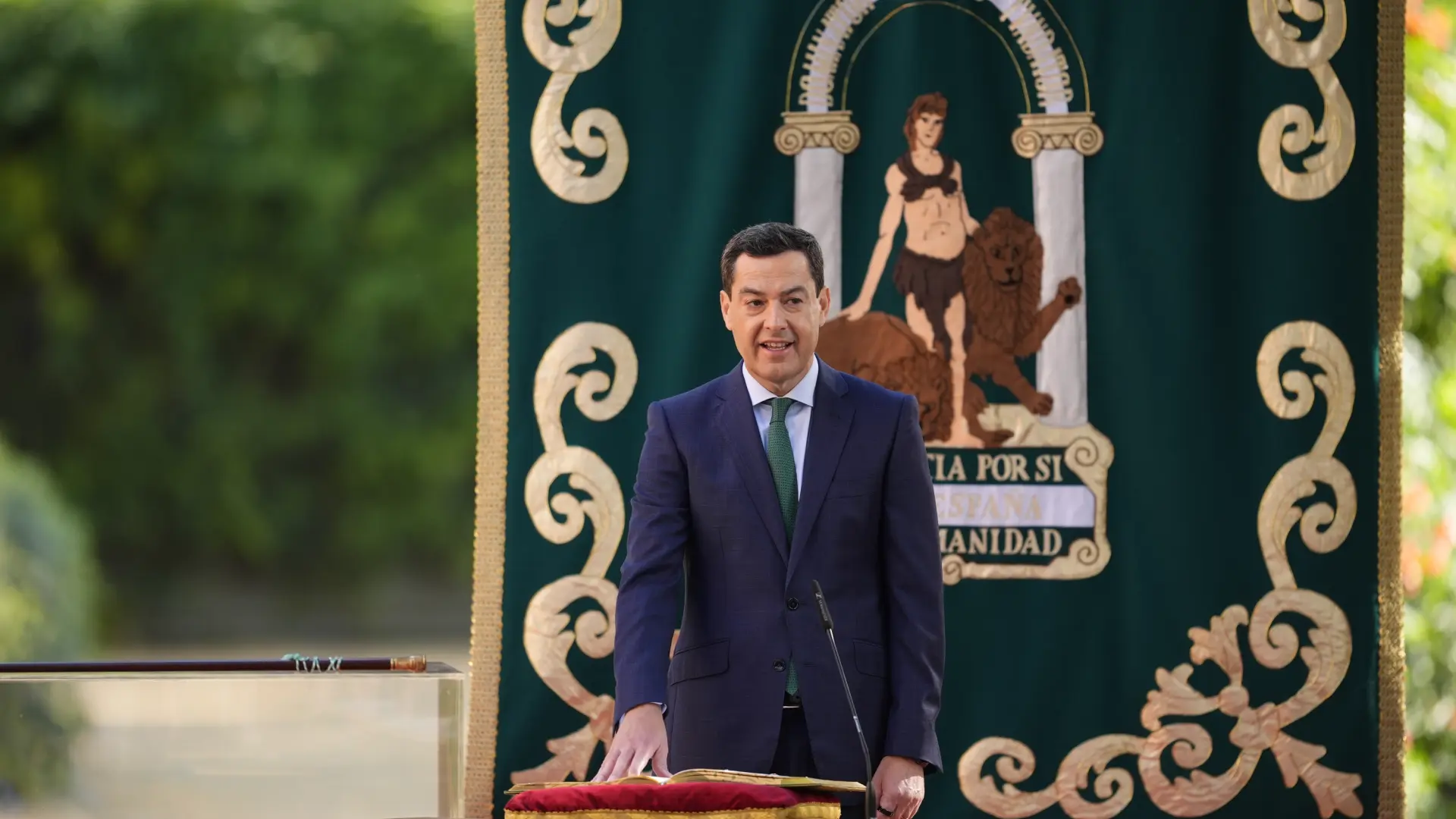Moreno toma posesión como presidente y apela a la vía andaluza tras pactar con Vox: "Espero legislatura fructífera o no será"