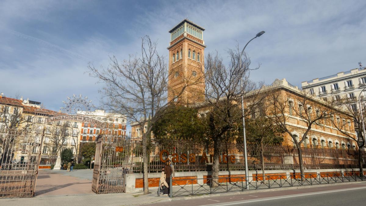 Protesta contra el desalojo de Casa Árabe de las Escuelas Aguirre en Madrid