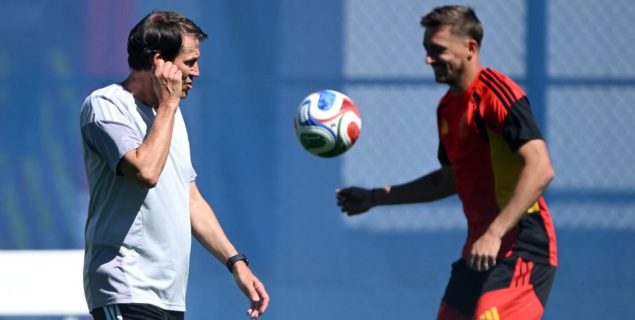Rudi García ironizó sobre la habilitación de Balogun: "Pensé que era el Día de los Inocentes"
