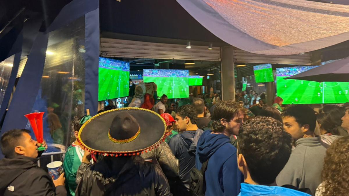 Entre lluvia y entusiasmo, la afición alentó a México hasta el silbatazo final