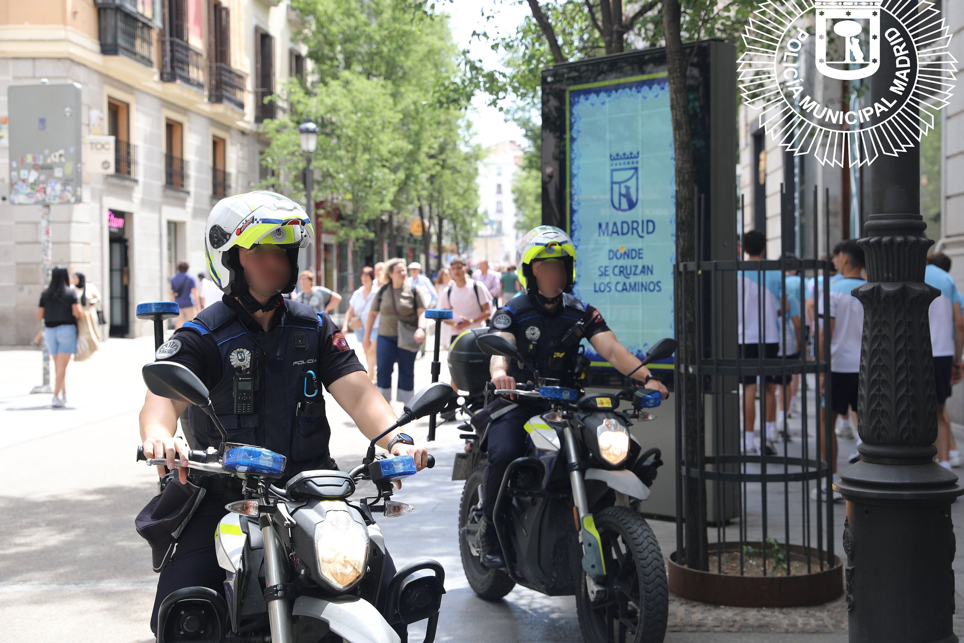 Un Policía Municipal en moto atropella a tres veinteañeras en la Gran Vía durante el Orgullo: una de ellas, en estado grave