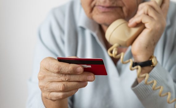 Roban identidad de funcionarios para defraudar a adultos mayores