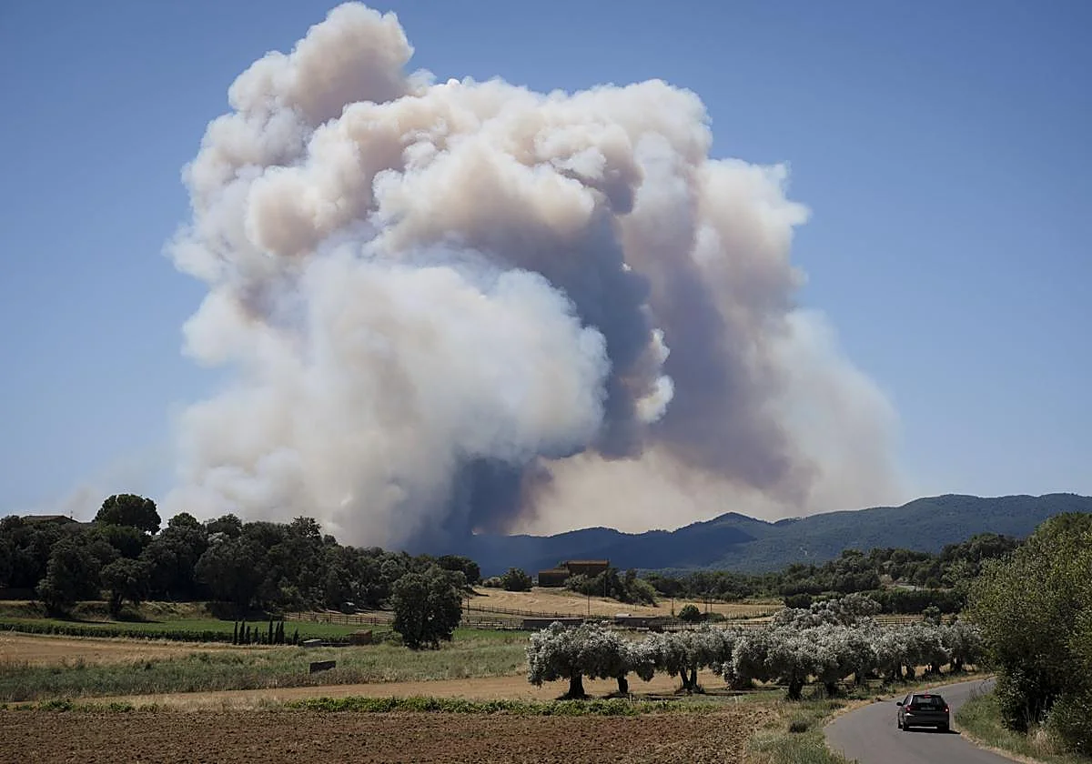 Un incendio en la Bisbal del Ampurdán obliga a confinar todo un barrio y a 150 niños de una casa de colonias