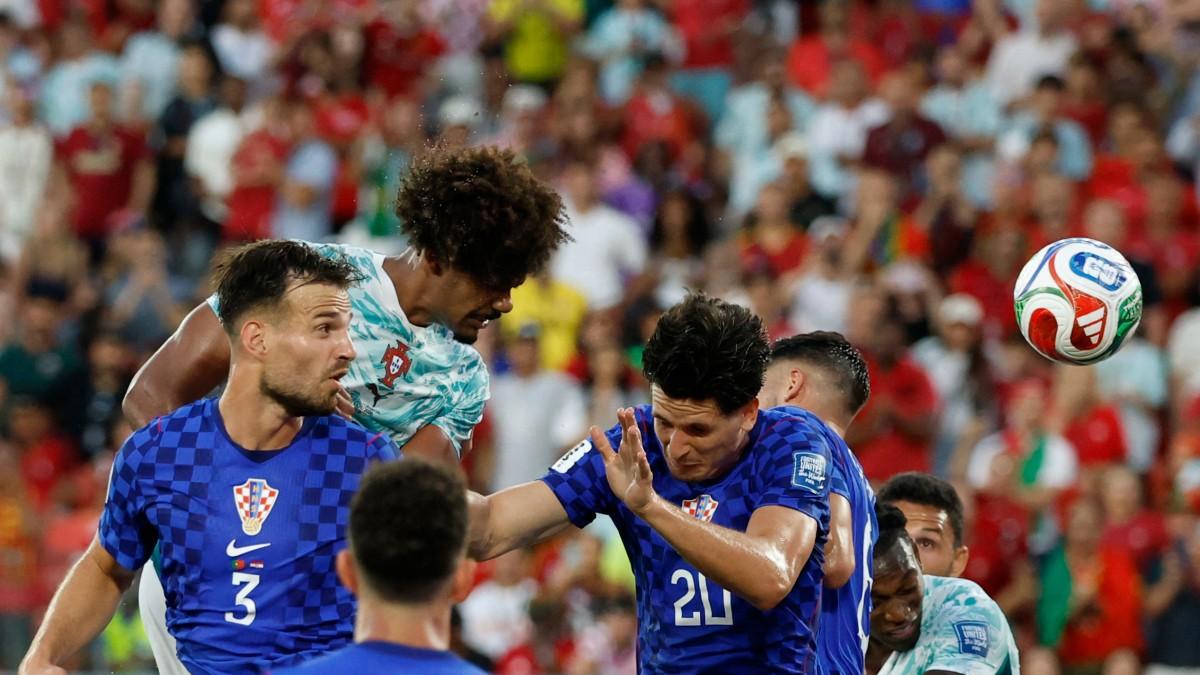 No hubo robo: Igor Matanovic acepta que sí rozó el balón en el gol anulado a Croacia en el Mundial