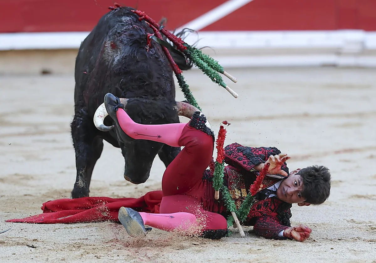 Mario Vilau corta dos orejas tras la cogida de Emiliano Osornio