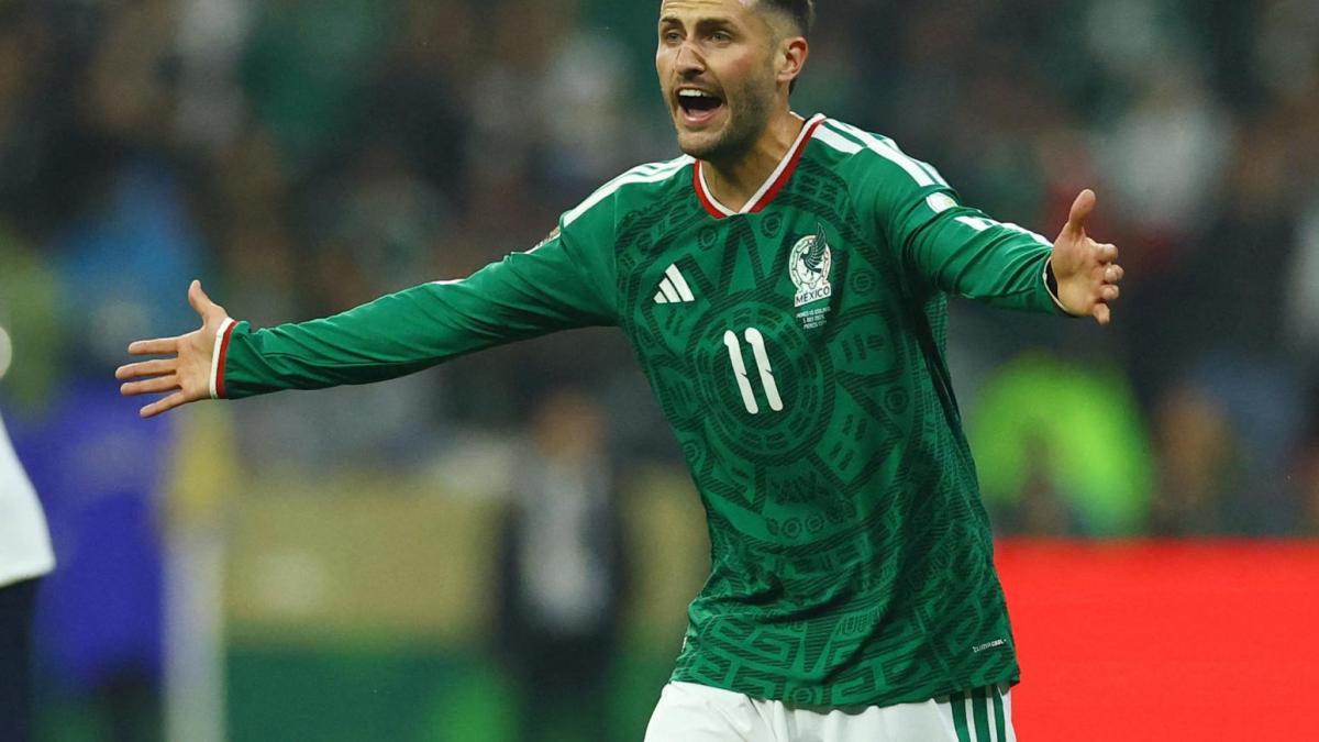 Afición 'explota' contra Santi Gimenez luego de 22 partidos sin gol