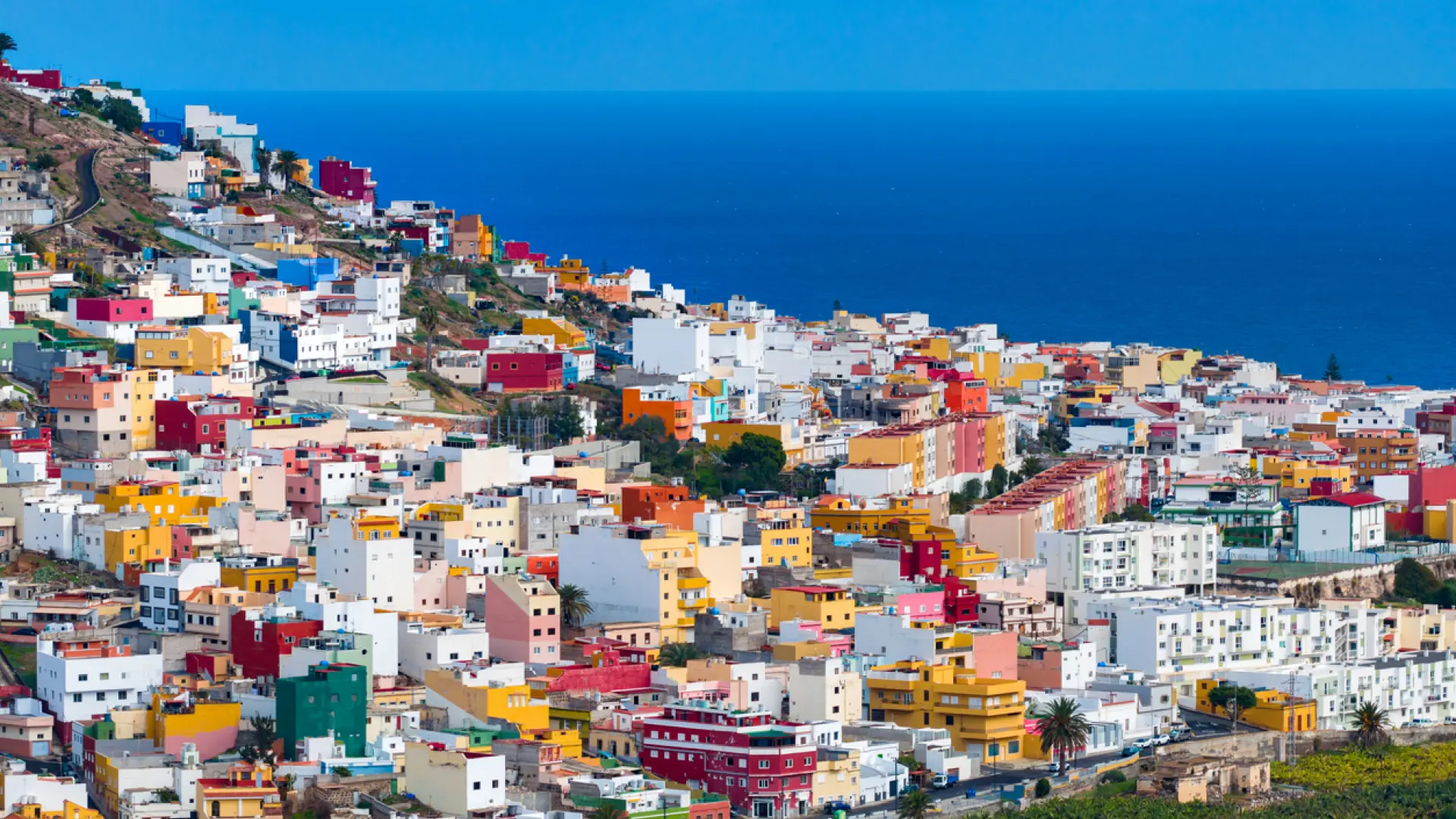 El pueblo de Gran Canaria con coloridas casas que inspiró a Quevedo