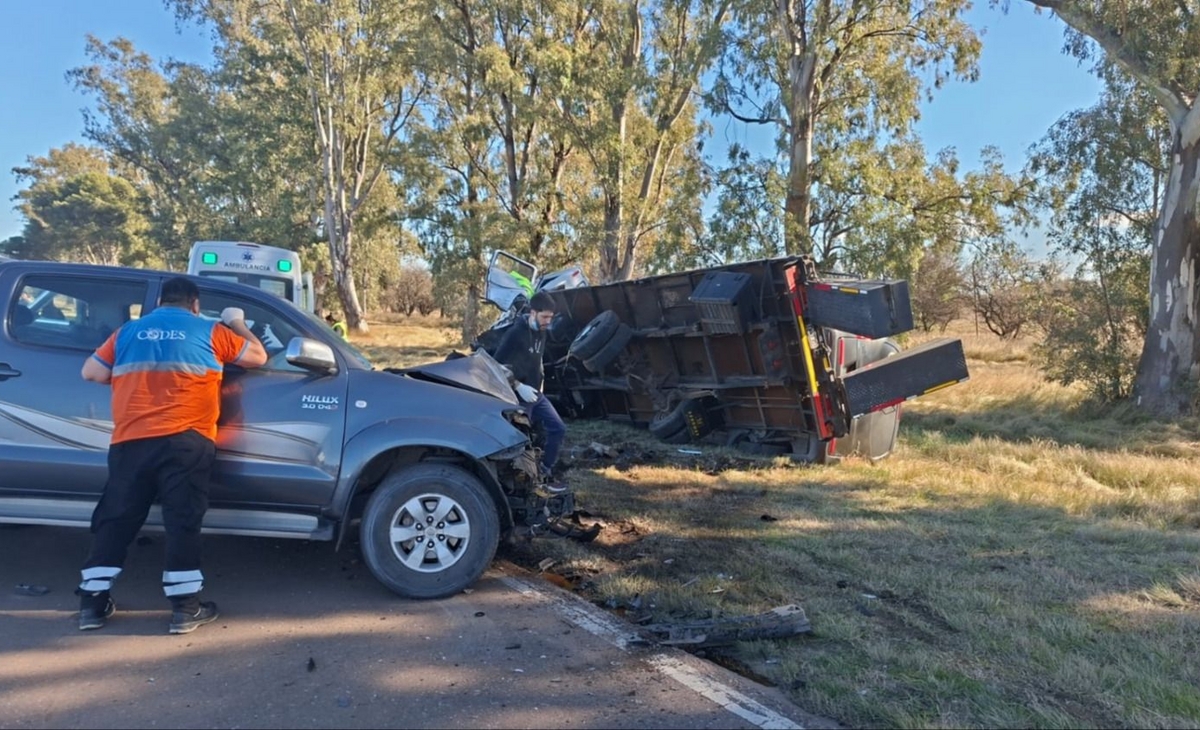 Dos heridos tras choque entre un camión y una camioneta en ruta 5