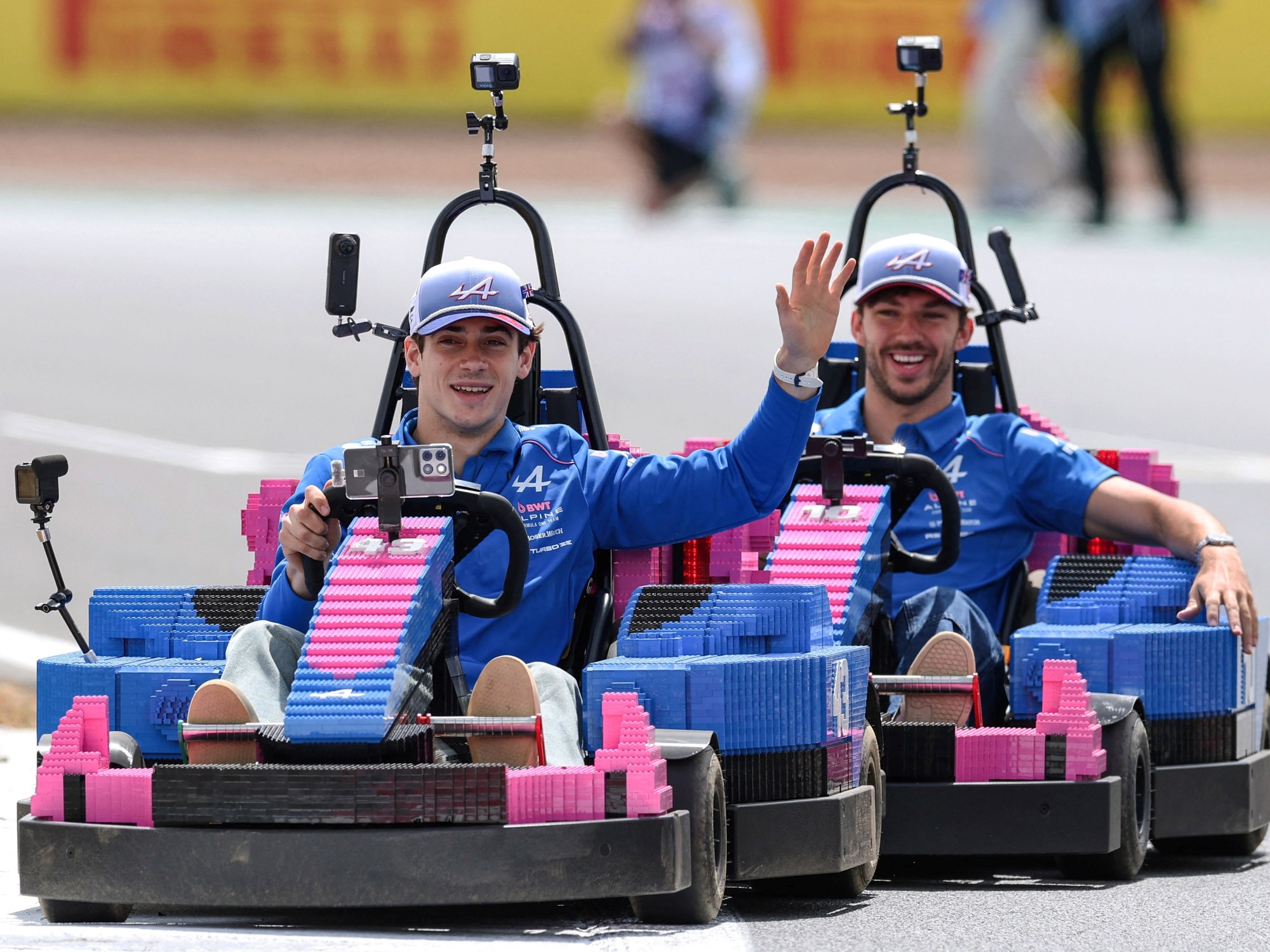La divertida carrera de autos en la previa del GP de Silverstone: se quedaron Colapinto y Cía. y ganó Alonso, con trampa