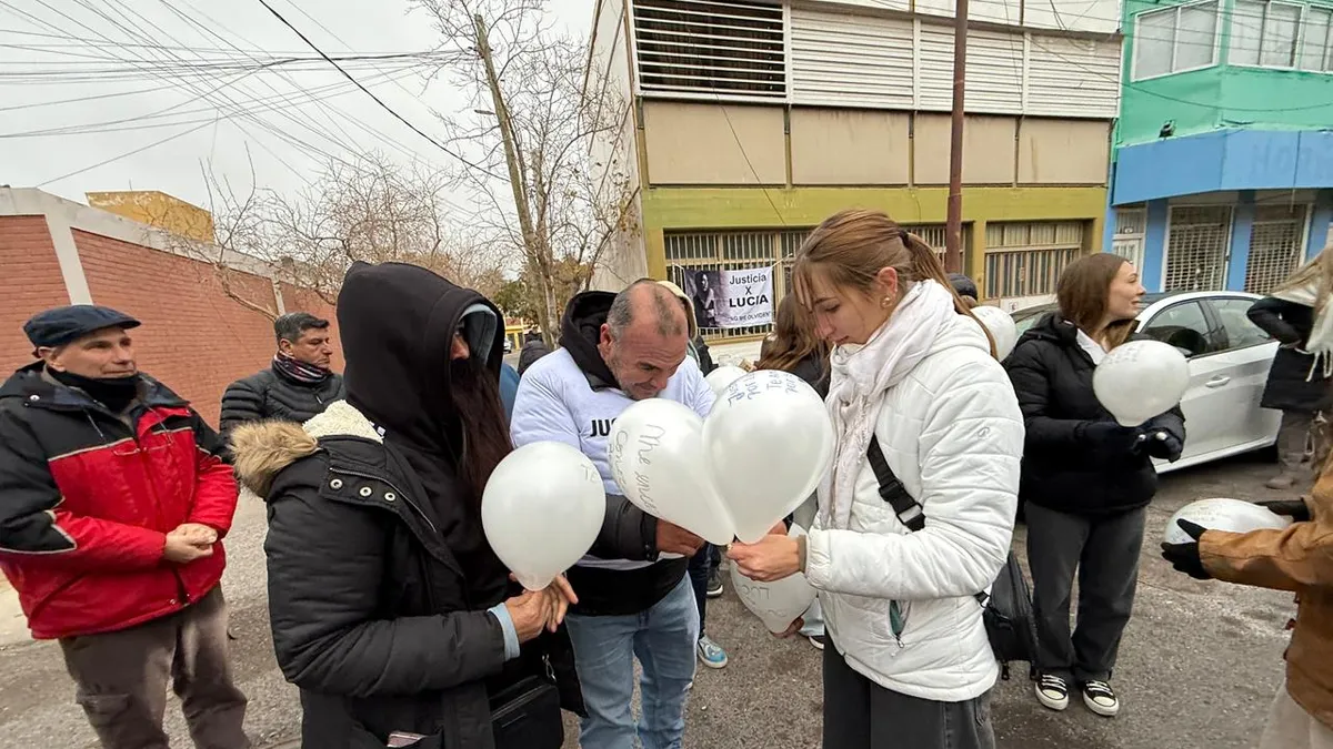 Caso Lucía Rubiño: en la previa de conocer la sentencia, la familia de la adolescente realizó una emotiva suelta de globos