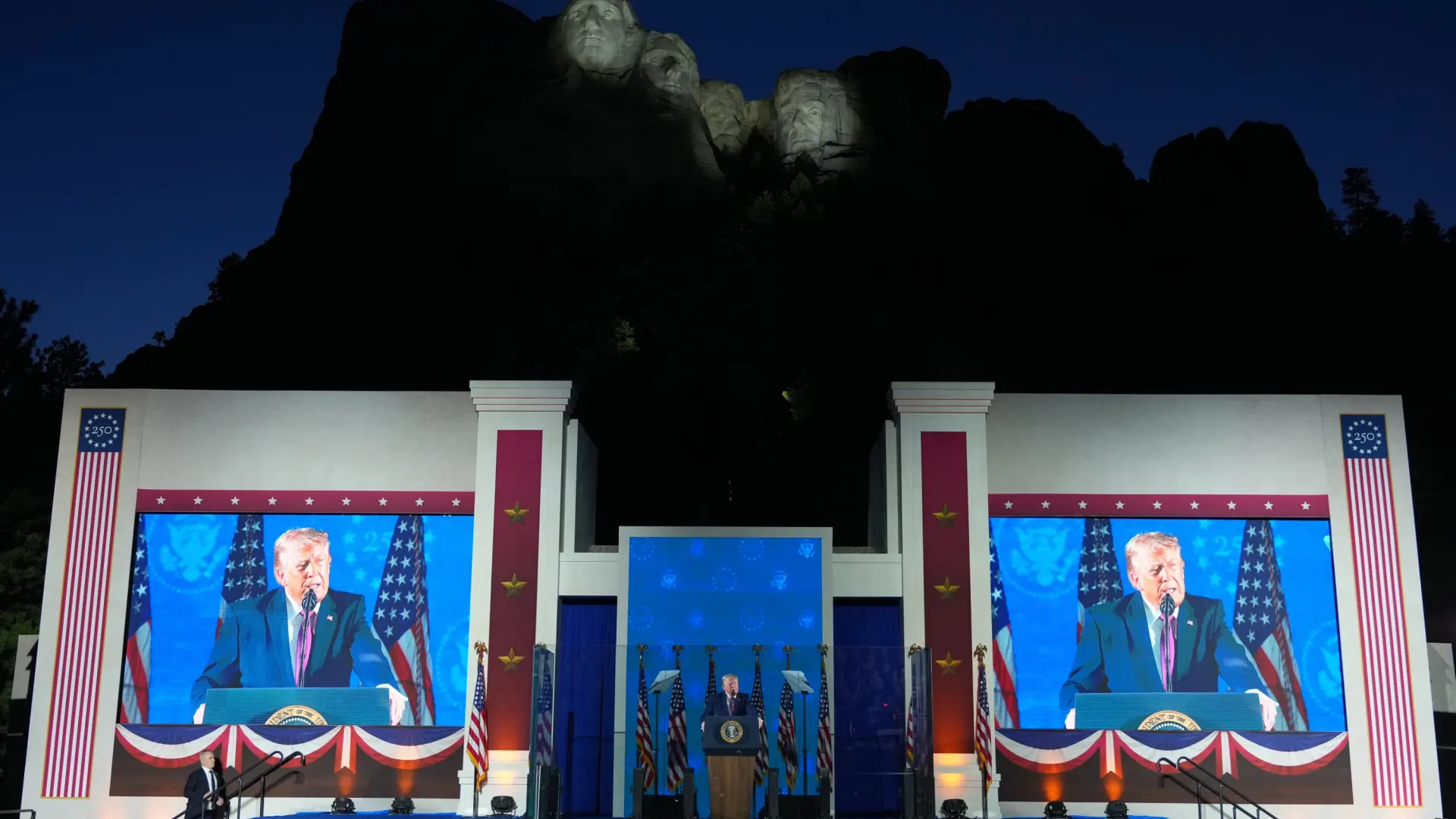Trump celebra desde el Monte Rushmore el 250 aniversario de EEUU: "Somos la nación más libre y fuerte de la historia"