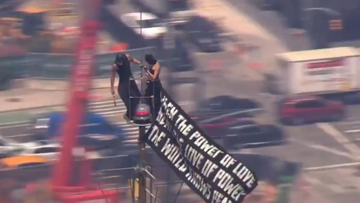 Pareja escala el Empire State Building y desplega mensaje de paz