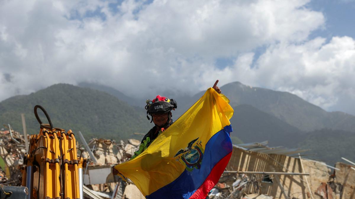 Jóvenes voluntarios sostienen un refugio para damnificados tras los terremotos en Venezuela