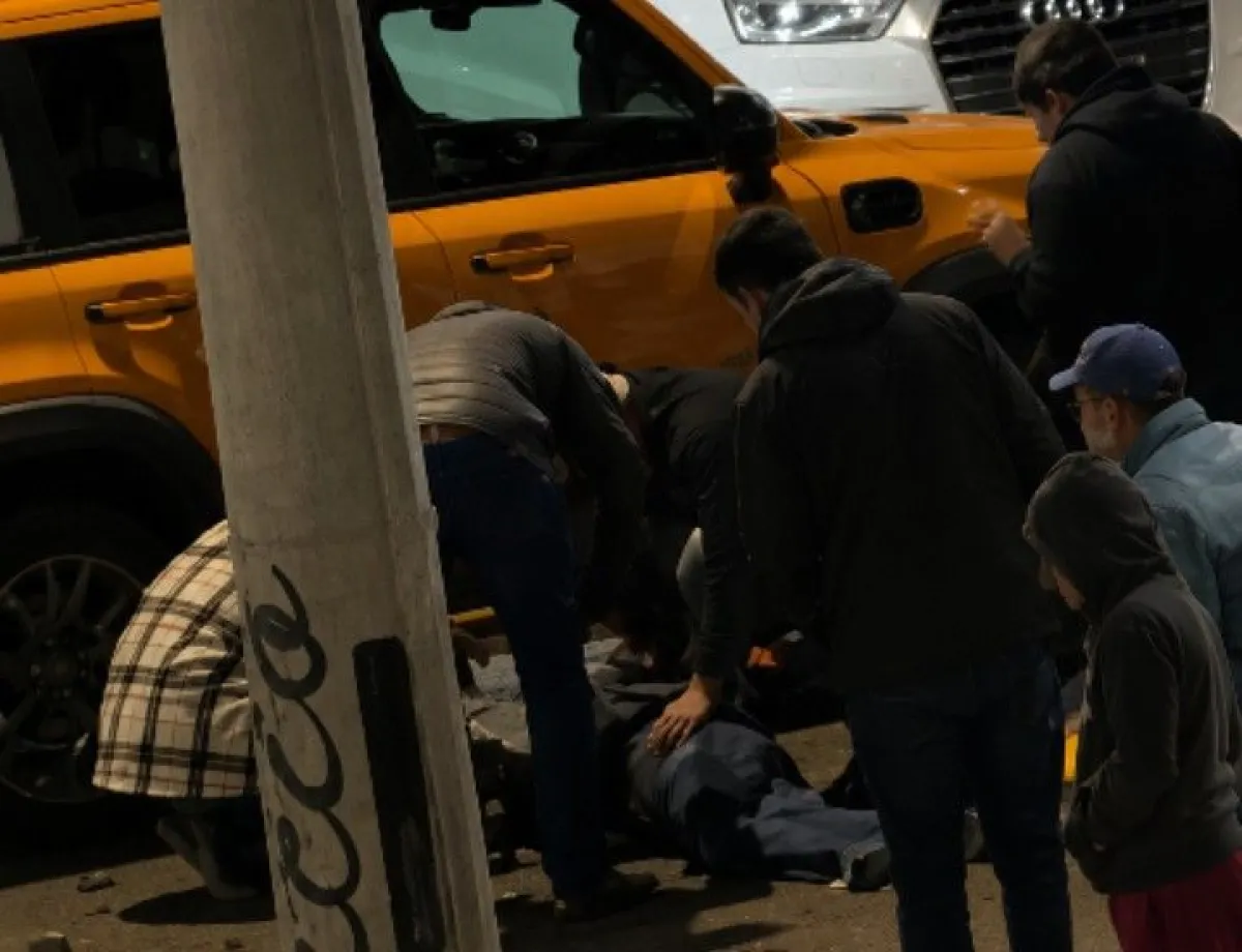 Murió un adolescente de 16 años tras un choque entre una motocicleta y un auto argentino en San Borja